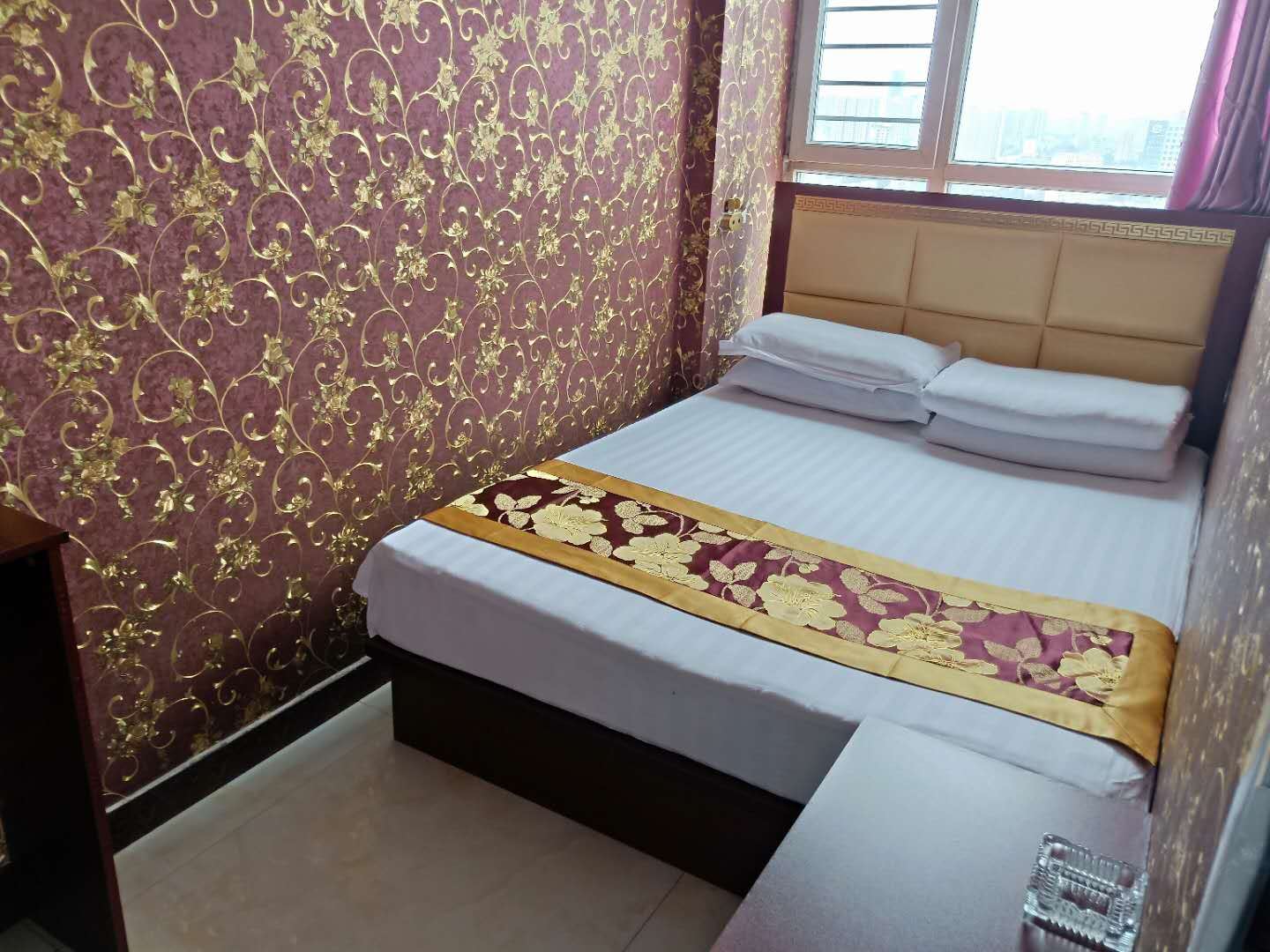 温馨大床房(公共卫浴)