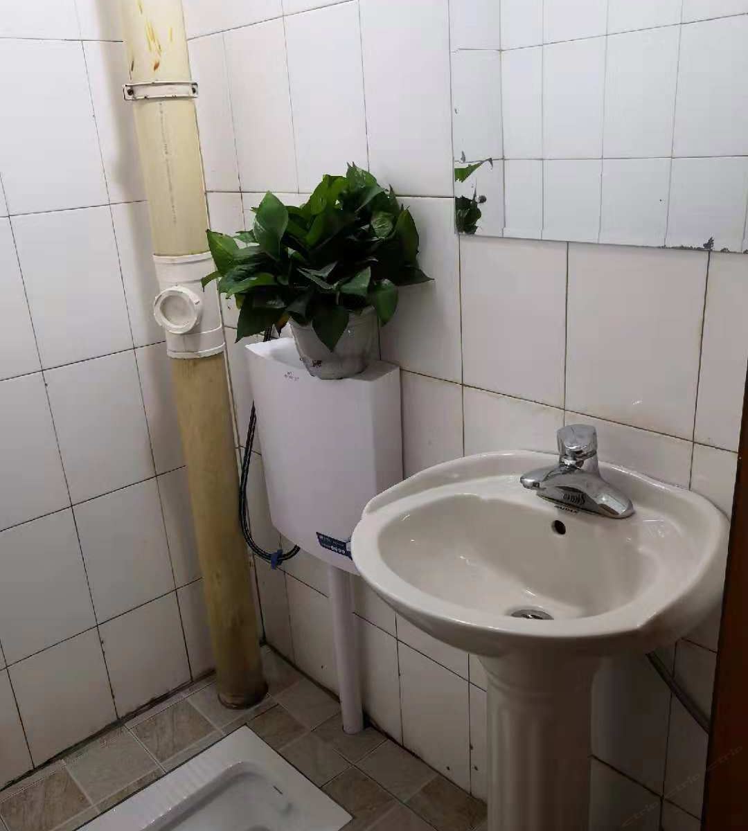 西途特惠间(床位)(公共卫浴)