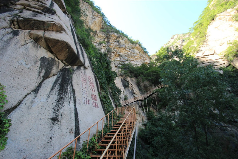 除了百里峡这一主打景区,最北部与涿鹿相接的龙门天关,大块大块的