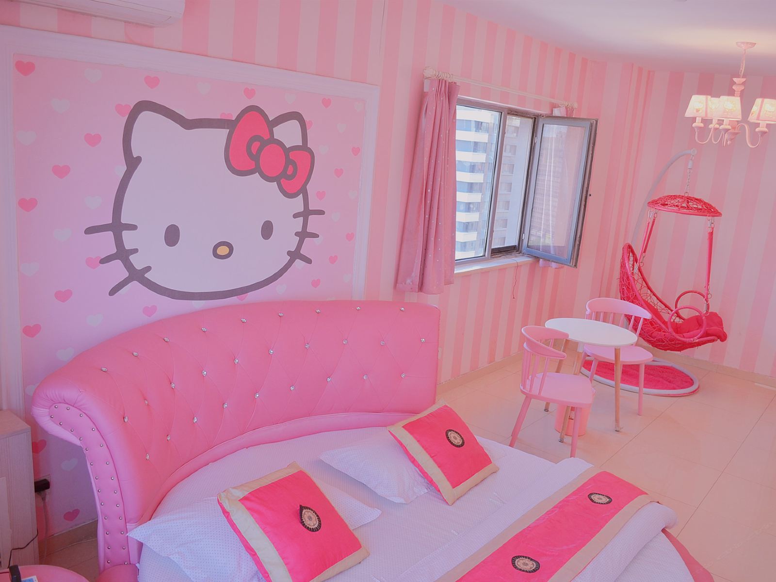 Kitty主题圆床房
