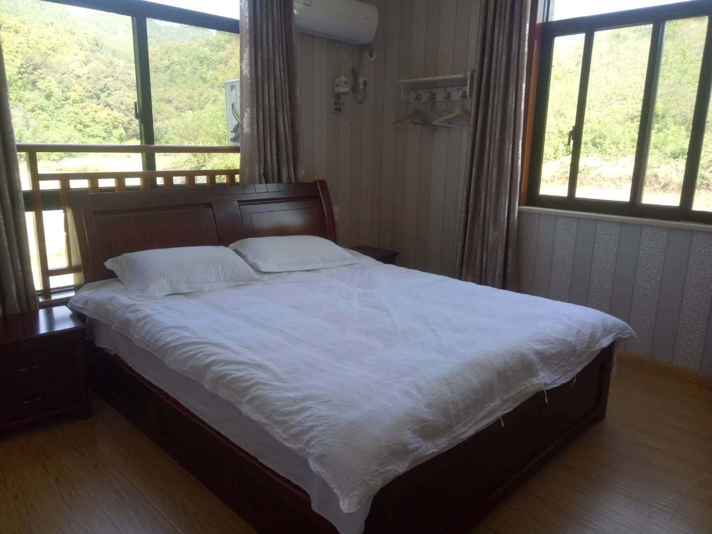 宽敞大床房