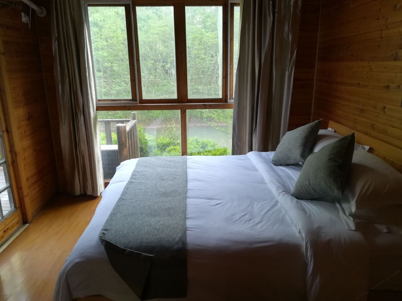 二室木屋