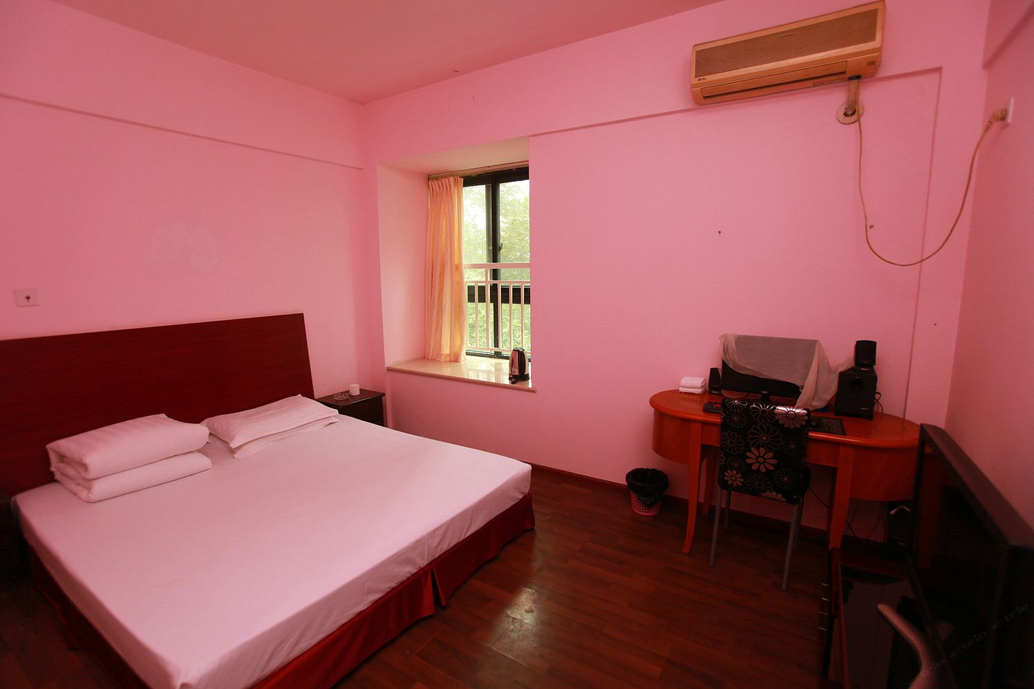 豪华大床房(公共卫浴)