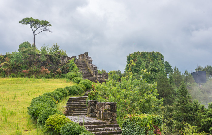 风雨吹散了云雾,笔直的山峰渐渐露出了真正的容颜,在这样壮丽的景色