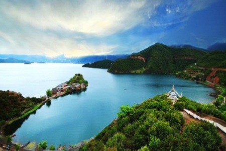 <成都+西昌+泸沽湖火车5日游>宿2晚泸沽湖湖景房，专业摄影团队定点旅拍，精修1张照片，一天自由活动，品西昌特色自助火盆烧烤，24H接站服务