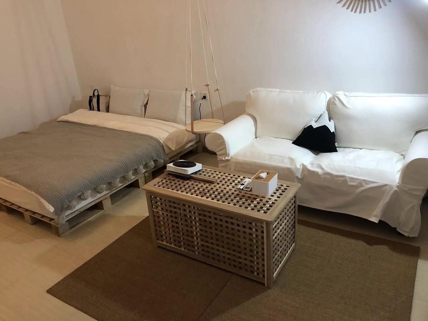 榻榻米投影大床房