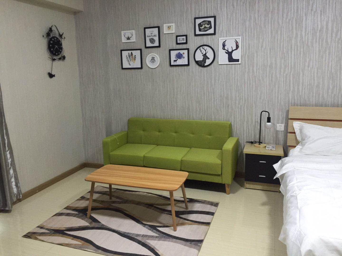 现代简约大床房