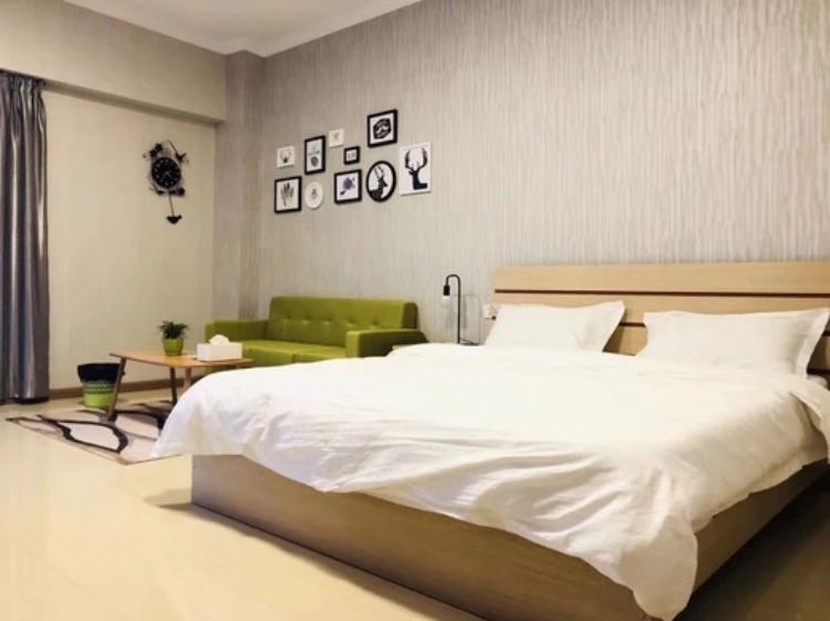 现代简约大床房