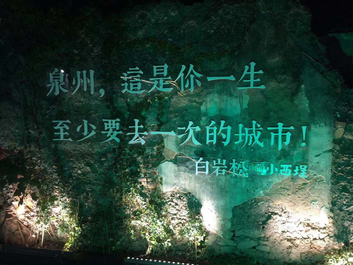 现代简约大床房