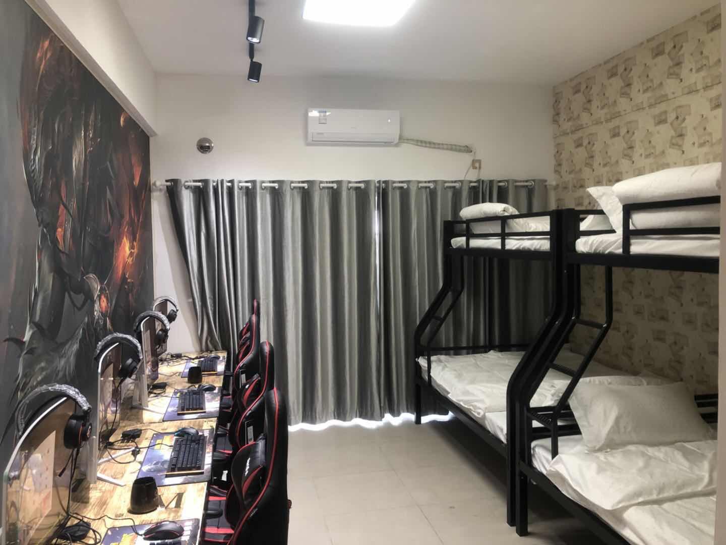 四人吃鸡开黑间