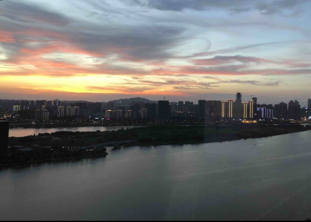 安静·一线江景电影房