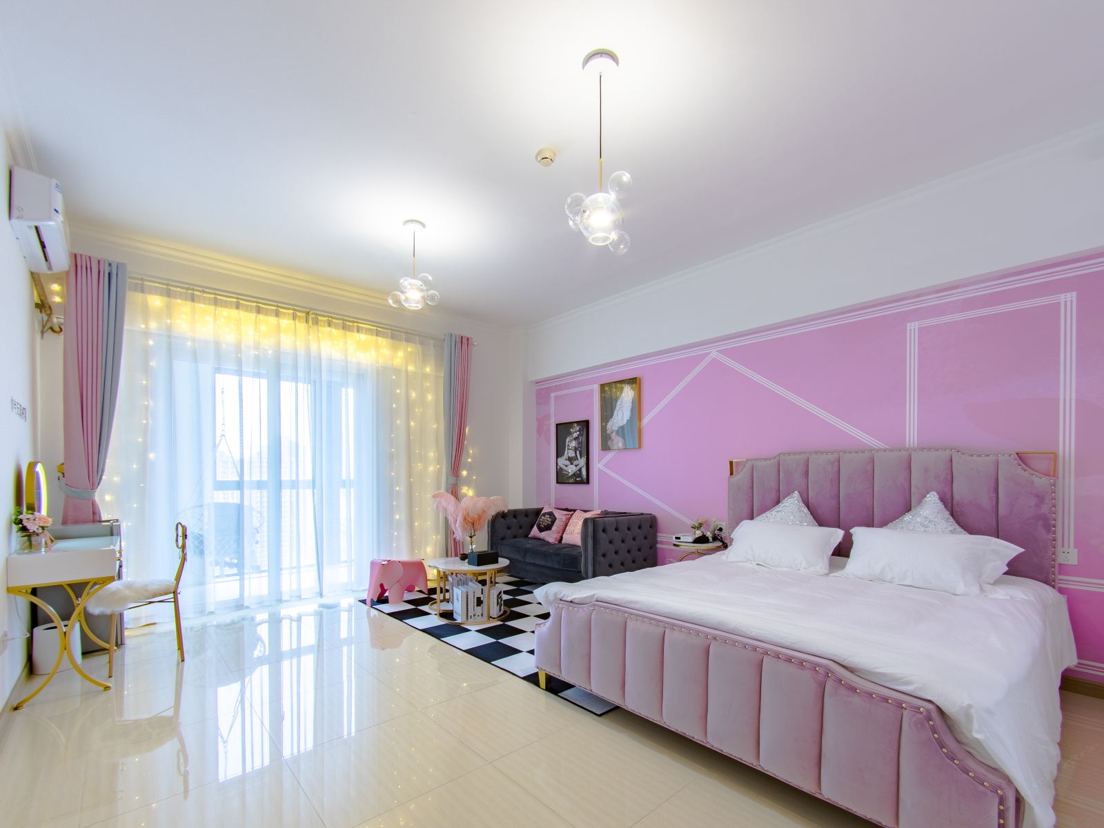 维密浪漫轻奢风百寸投影房