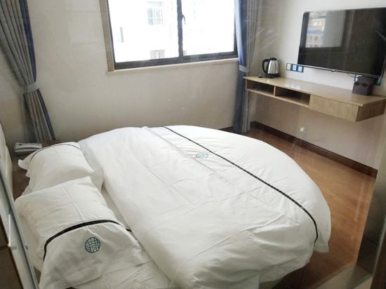 情侣圆床房