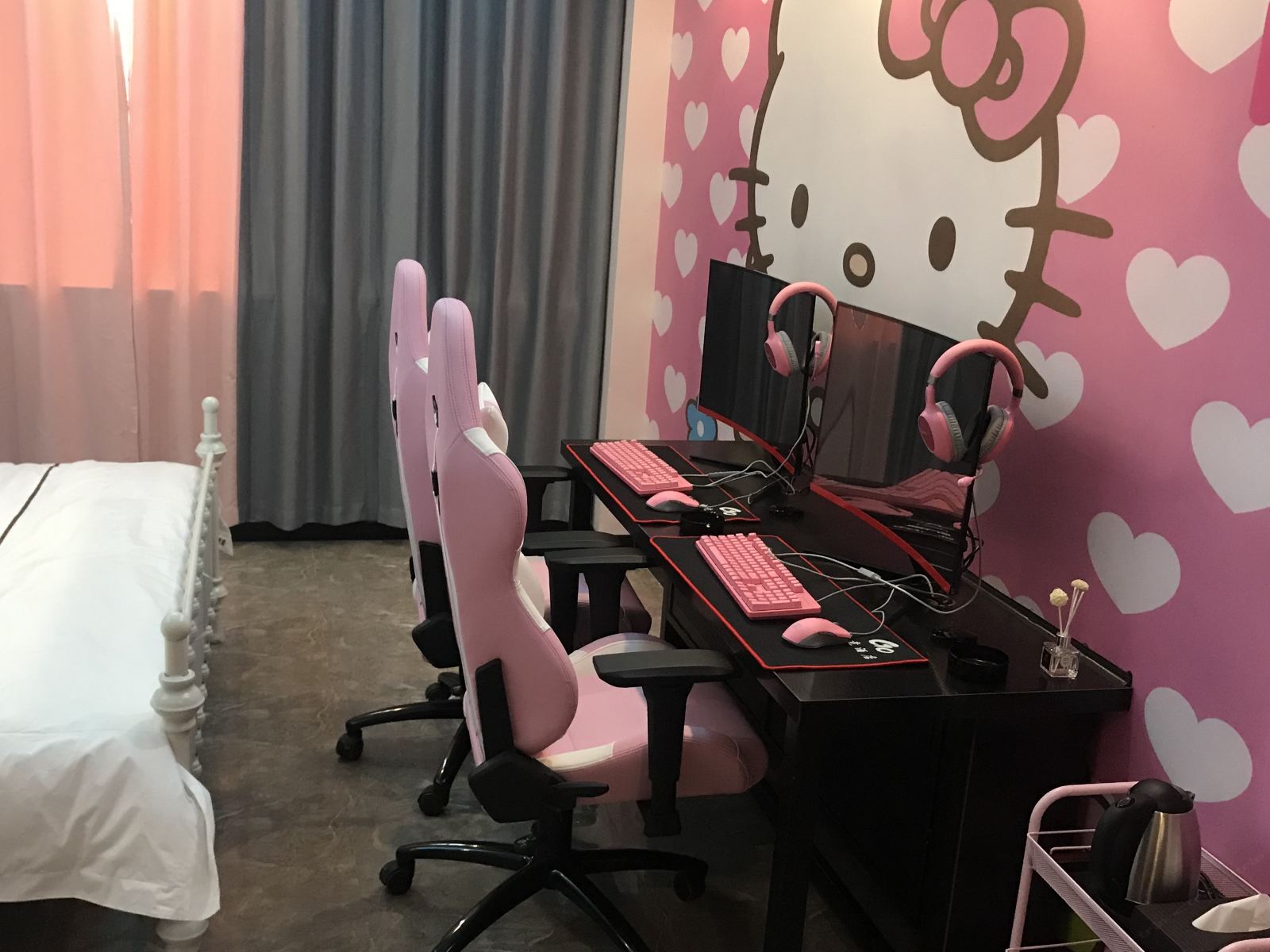 粉色hello kitty电竞双人间