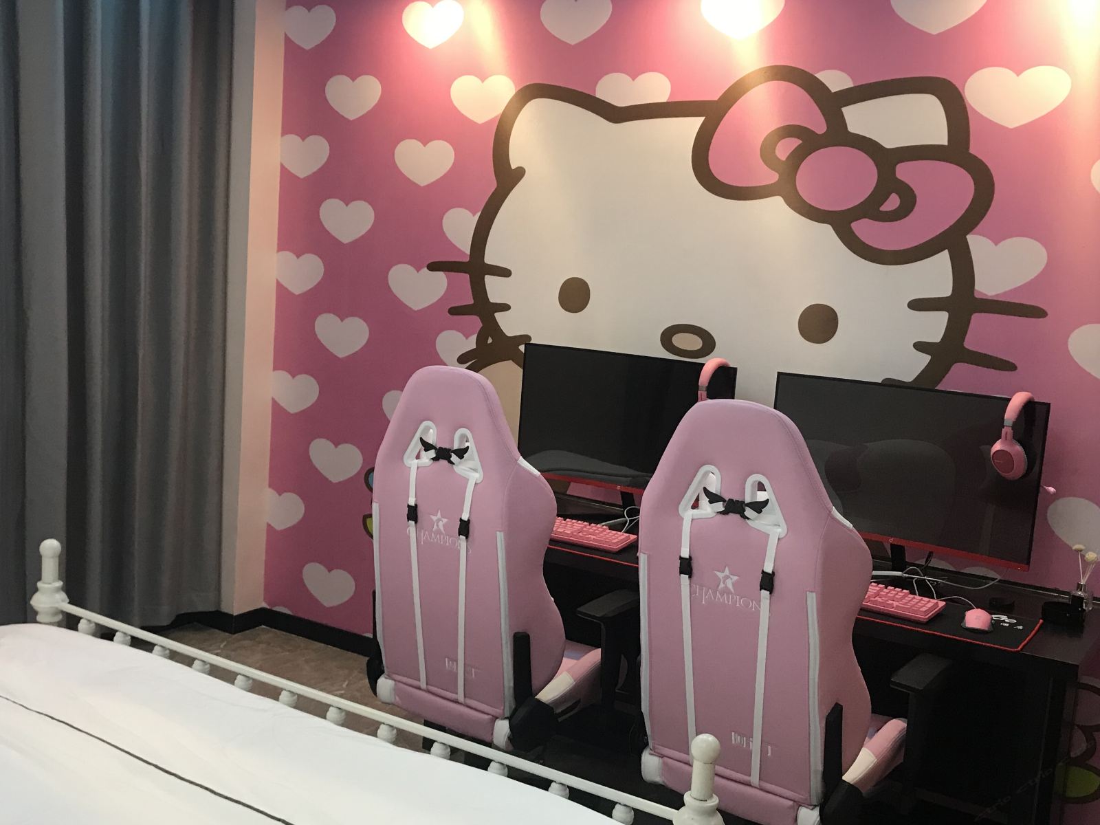 粉色hello kitty电竞双人间