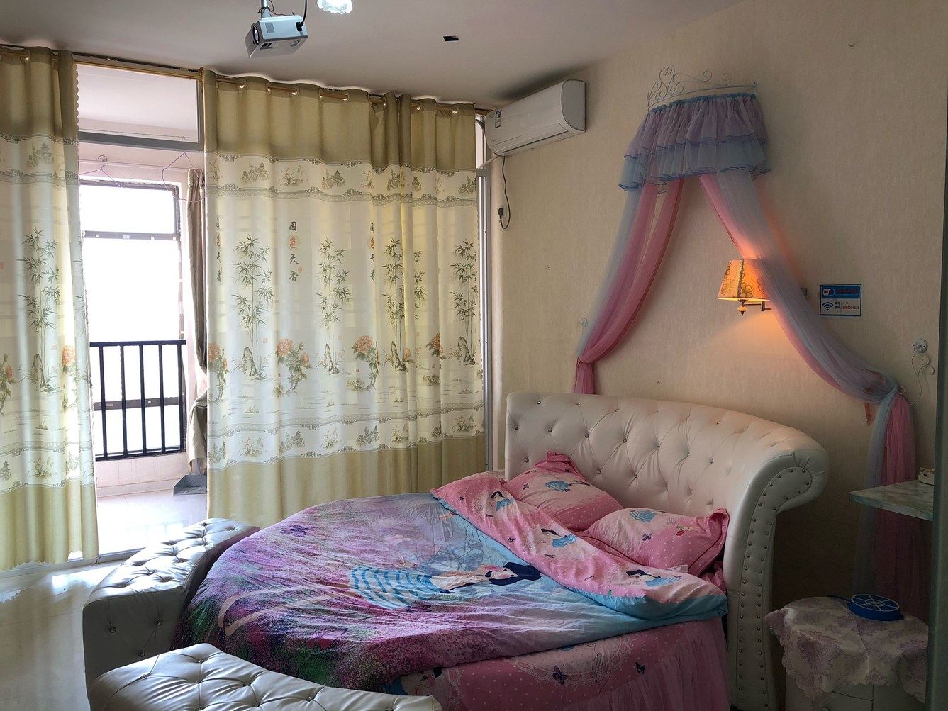 大圆床房