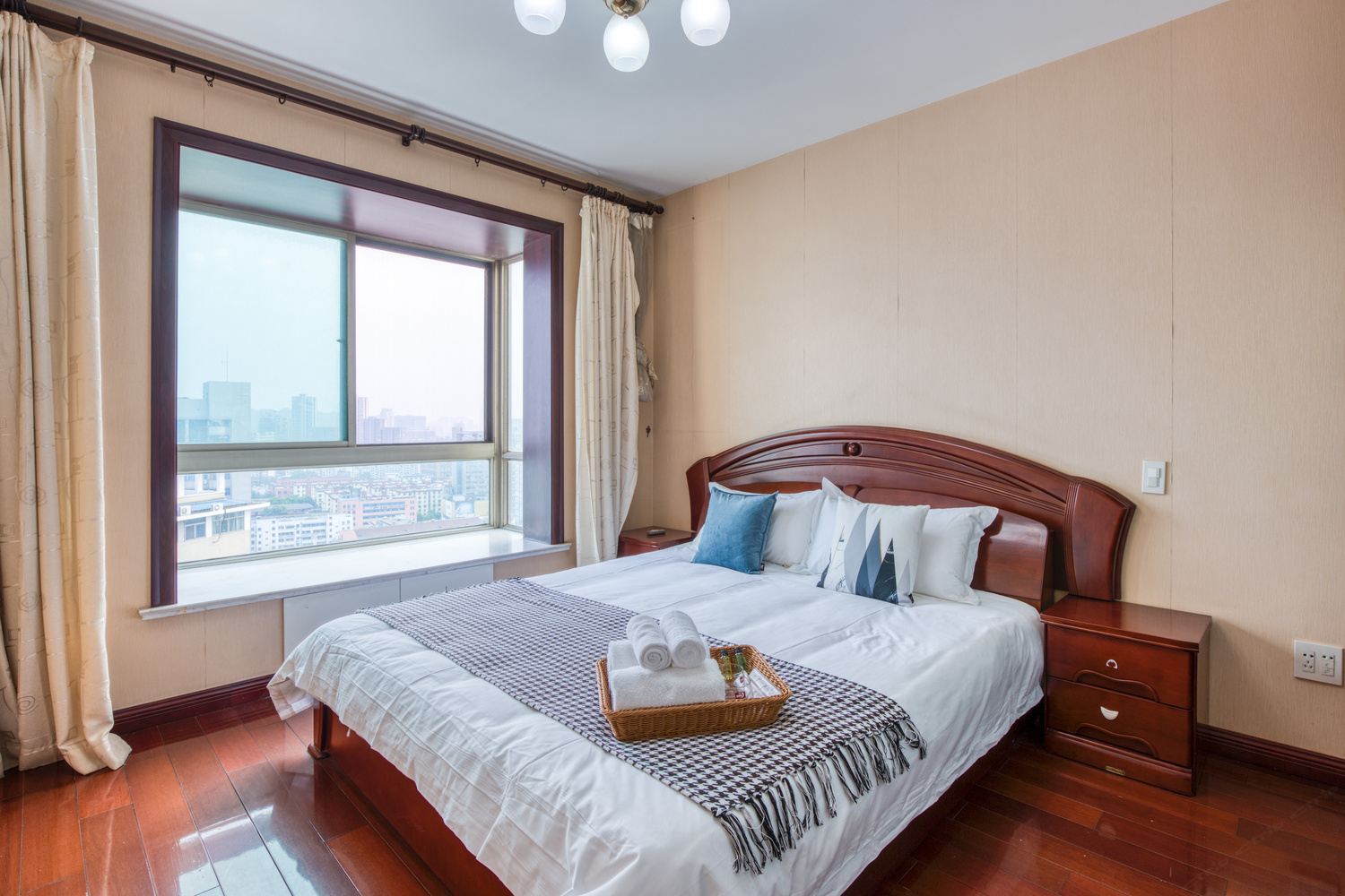 高层三室一厅套房