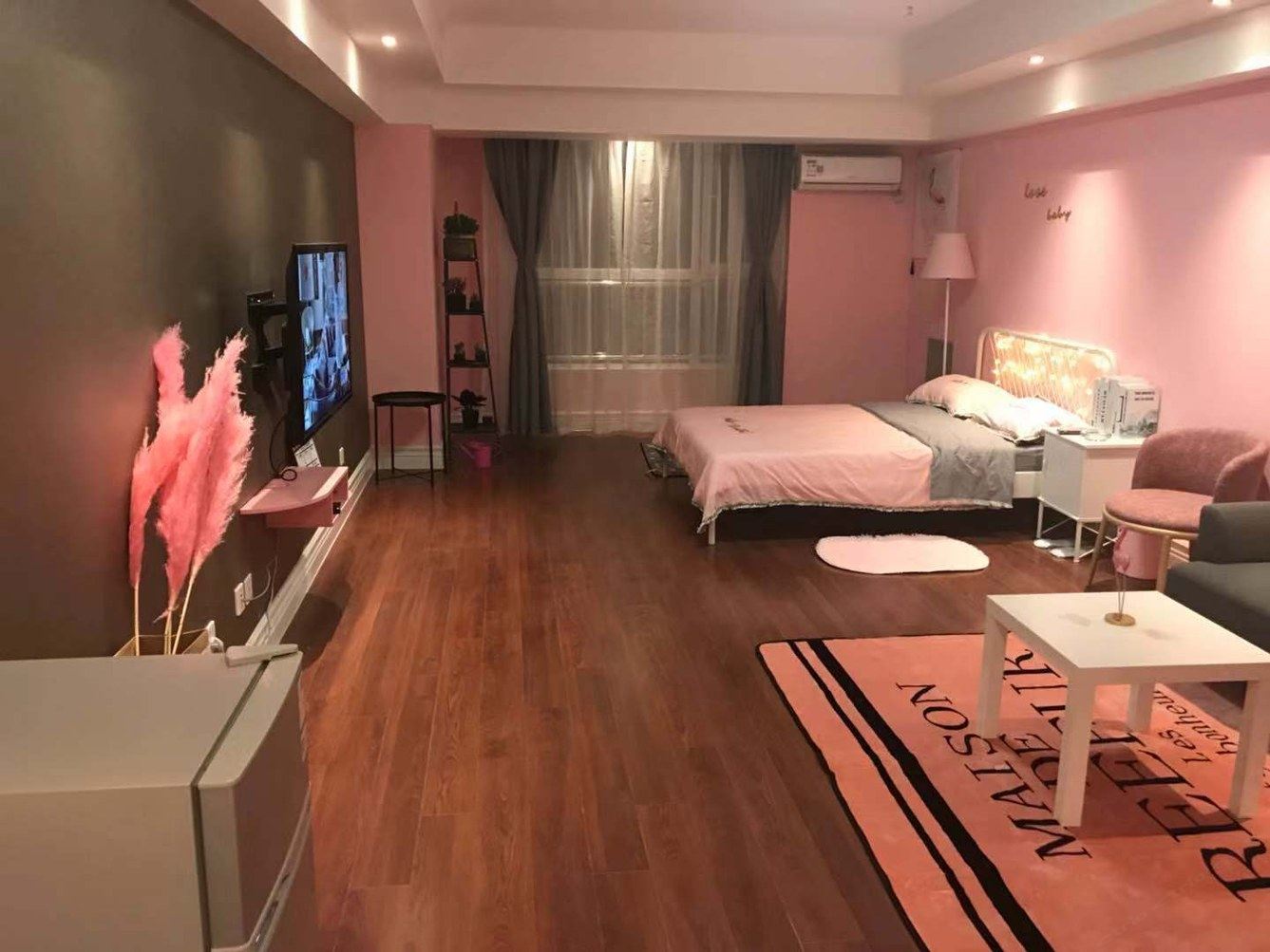 粉色一室大床房