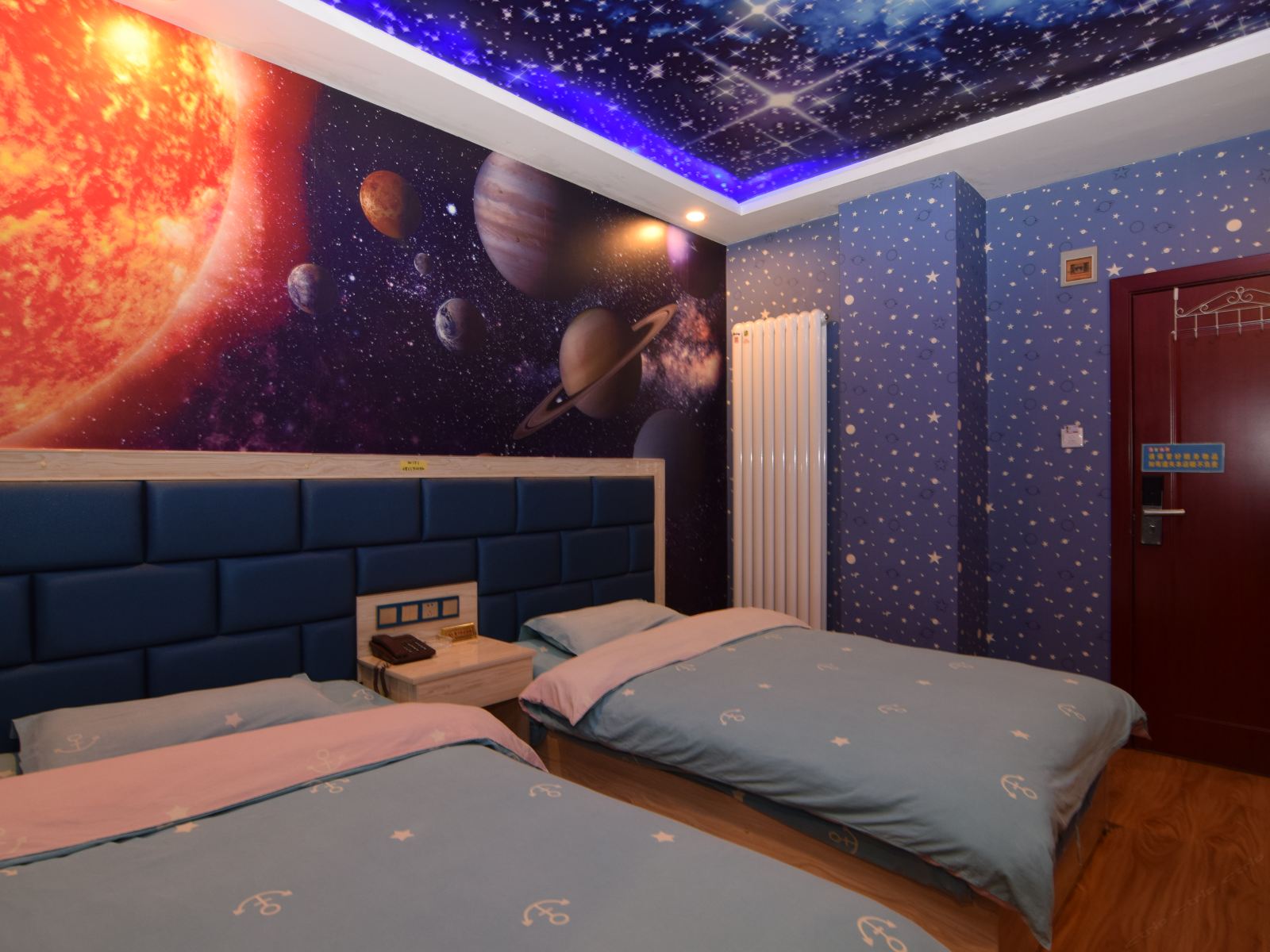 仰望星空主题标间