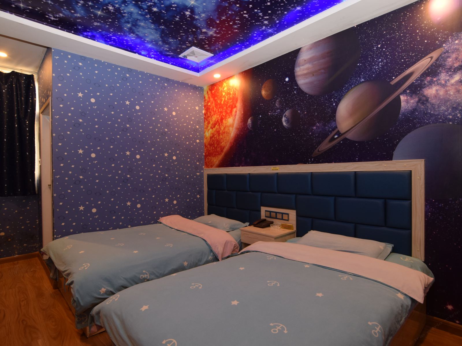 仰望星空主题标间