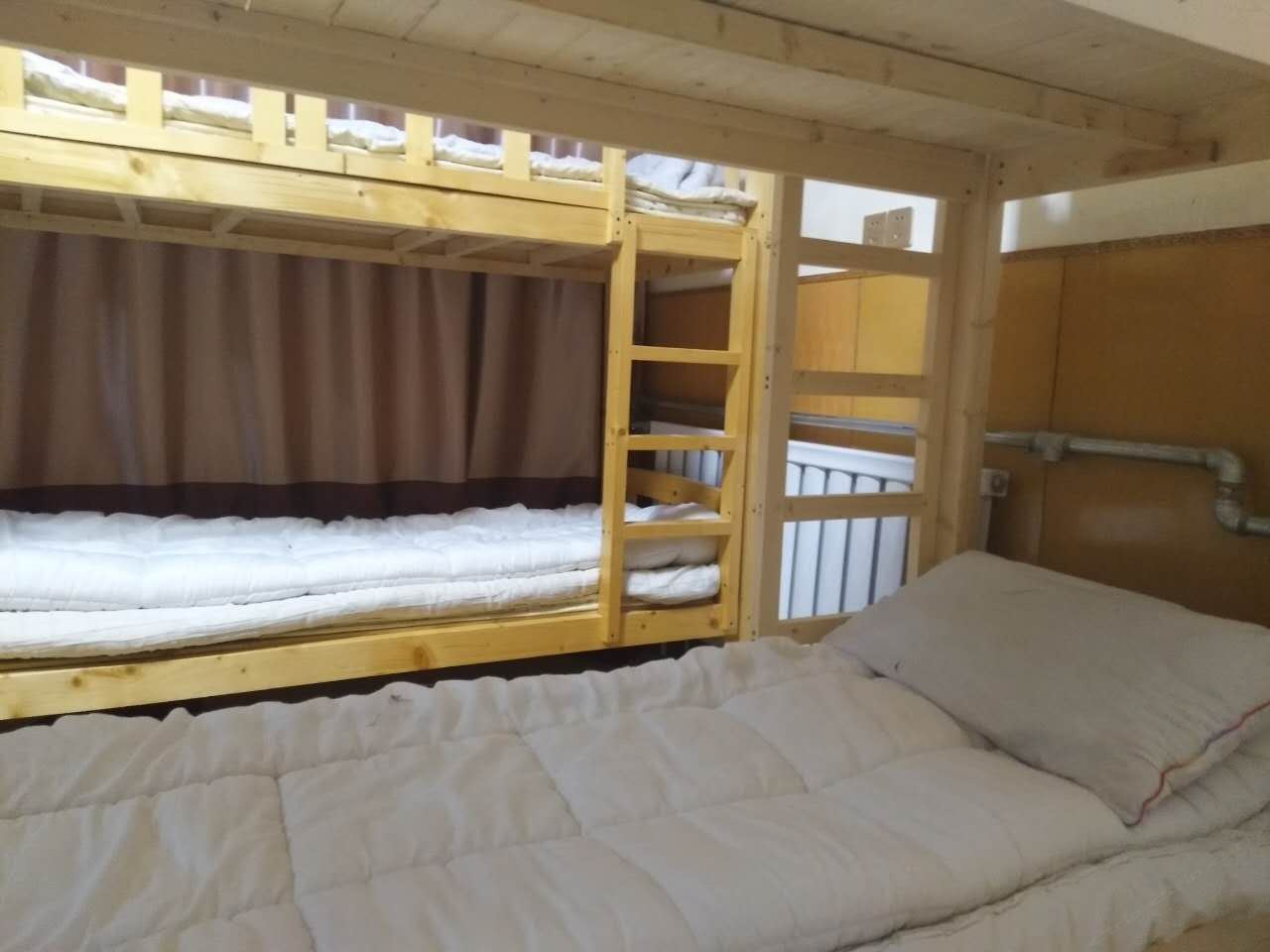 女生六人床位间