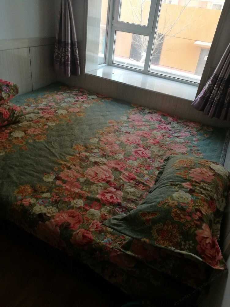 西宁红猪旅行公寓