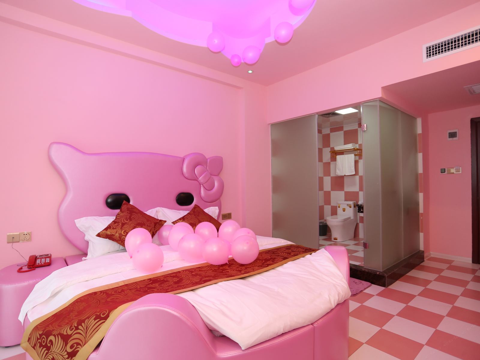 Hello kitty圆床房