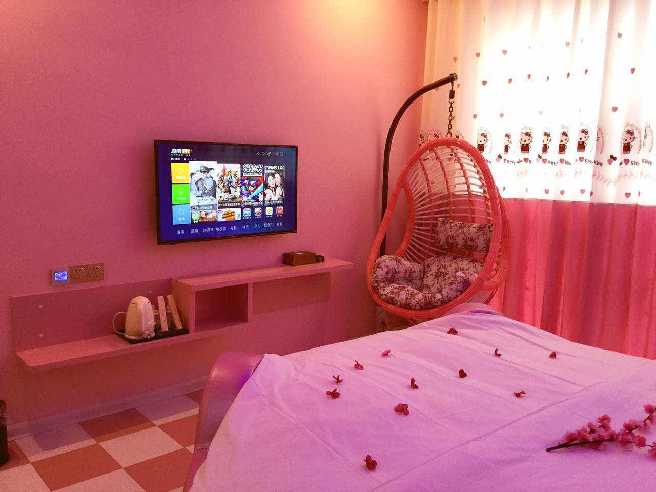 Hello kitty圆床房