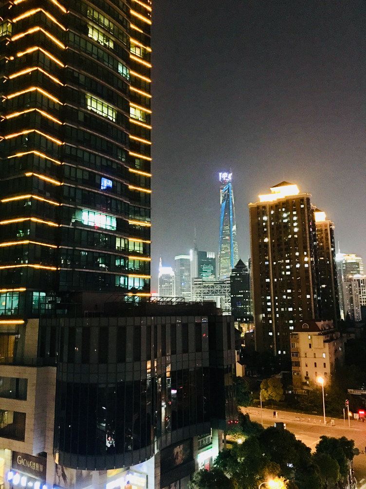 上海陆家嘴金融中心豪宅一线江景观看夜上海公寓