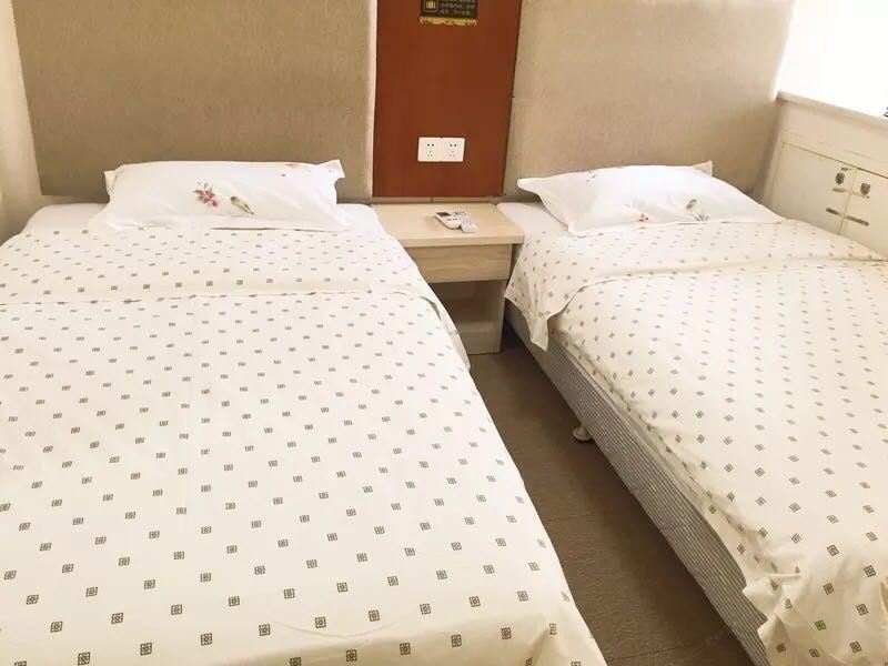 舒适双床间
