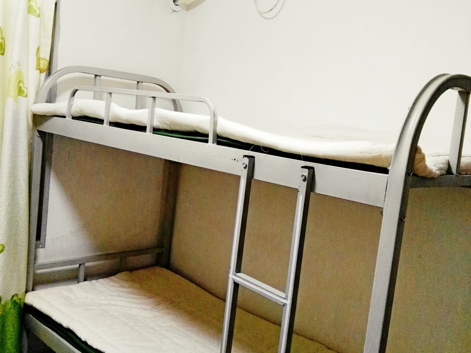 男生四人床位间
