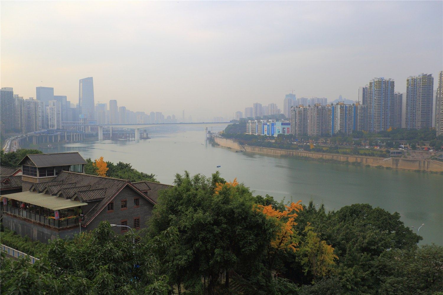 重庆轻轨穿楼之家公寓