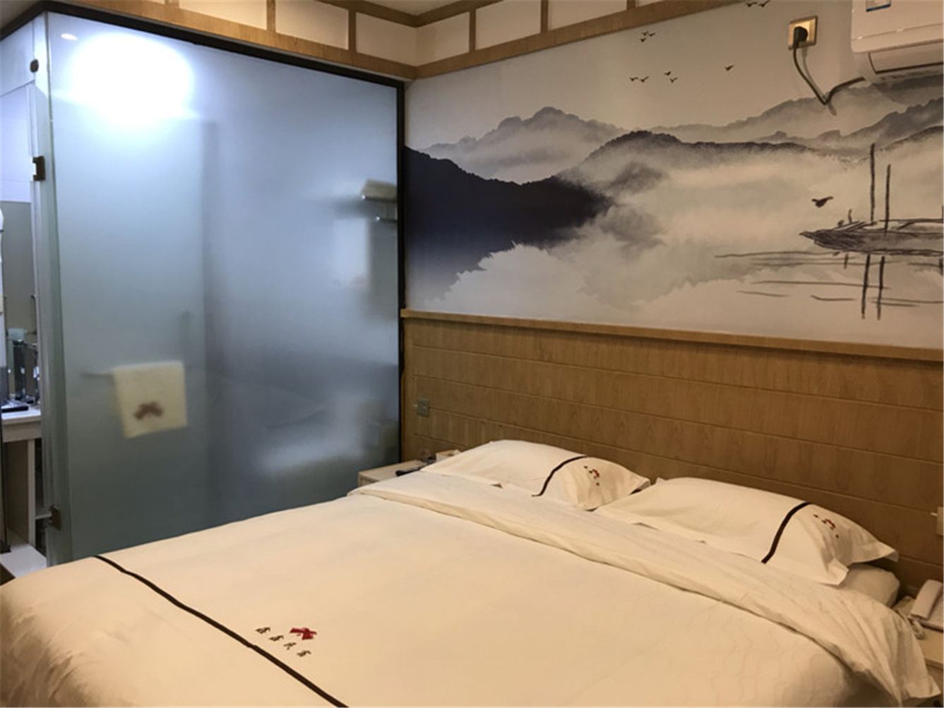 豪华商务大床房
