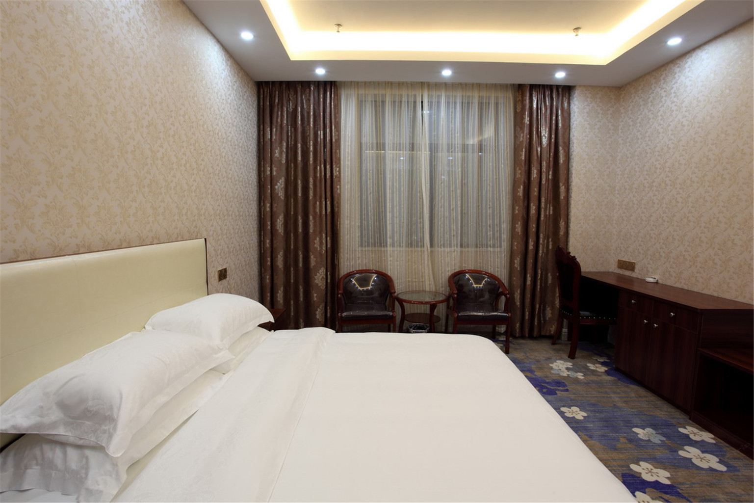 豪华商务大床房