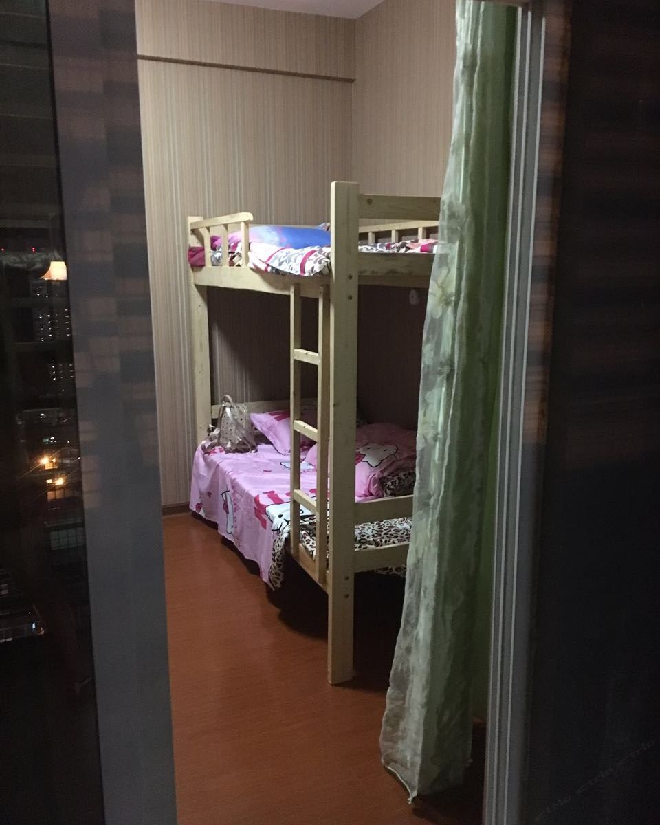 女生六人床位间