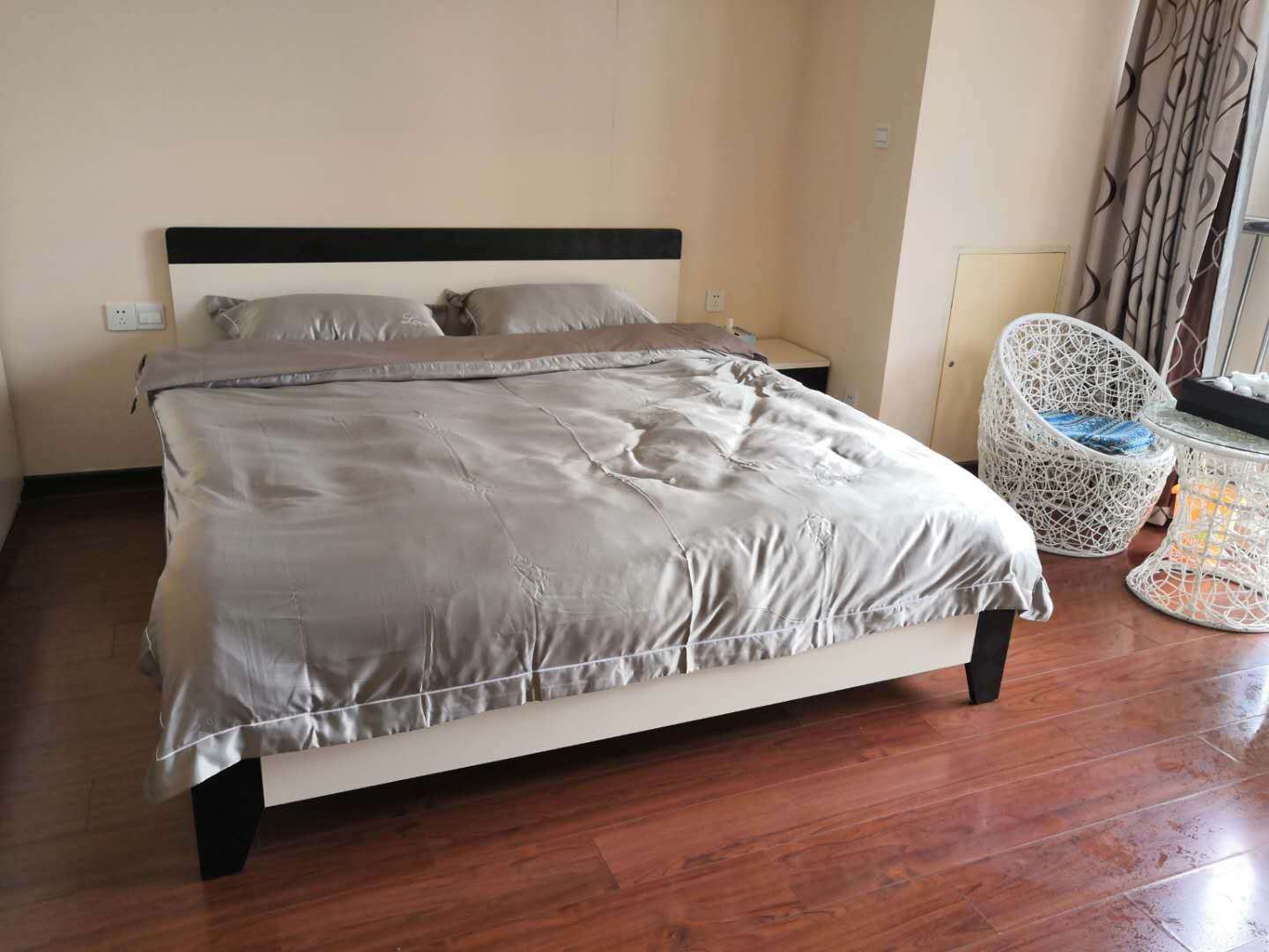 看湖观景大床房