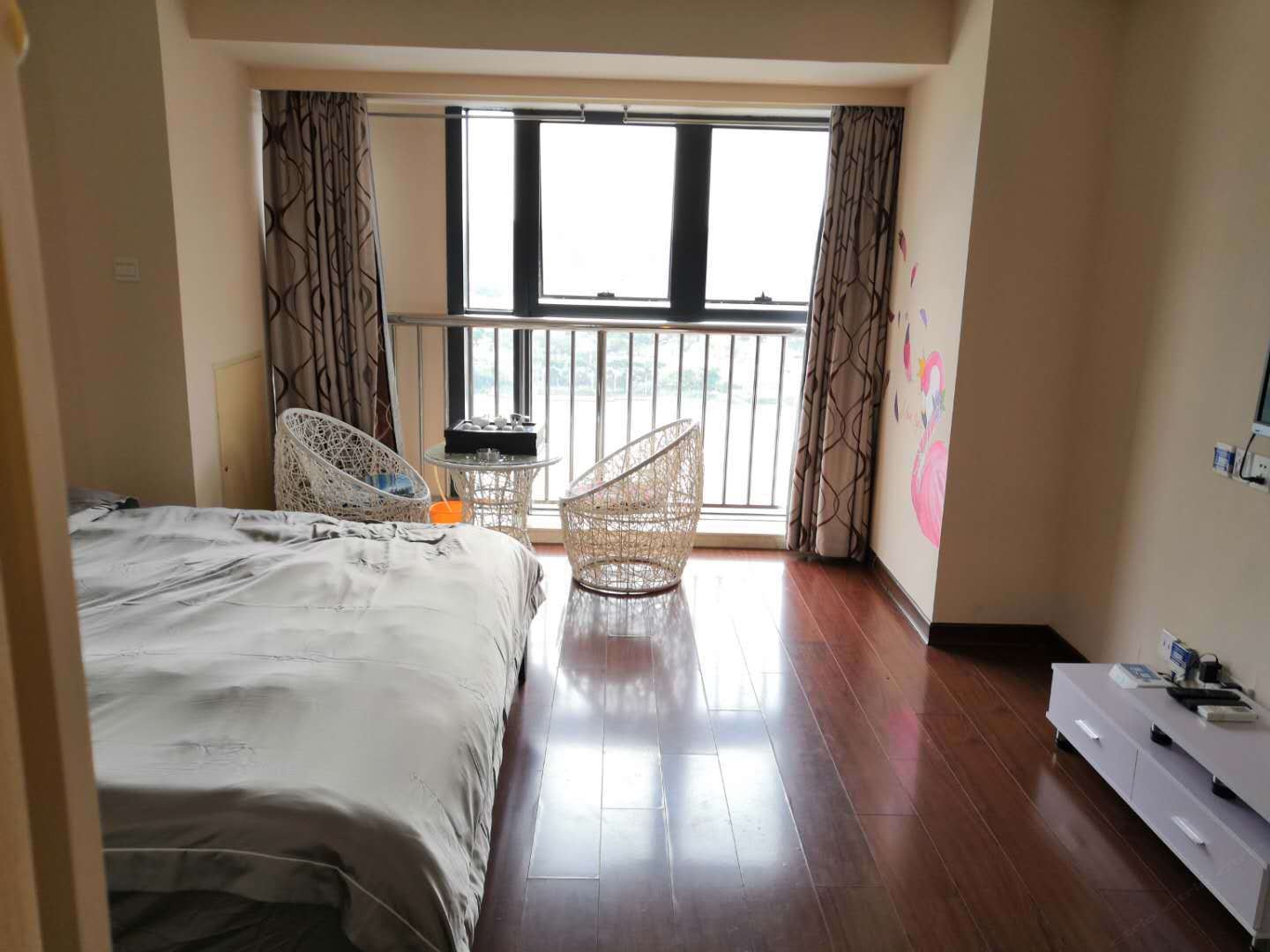 看湖观景大床房