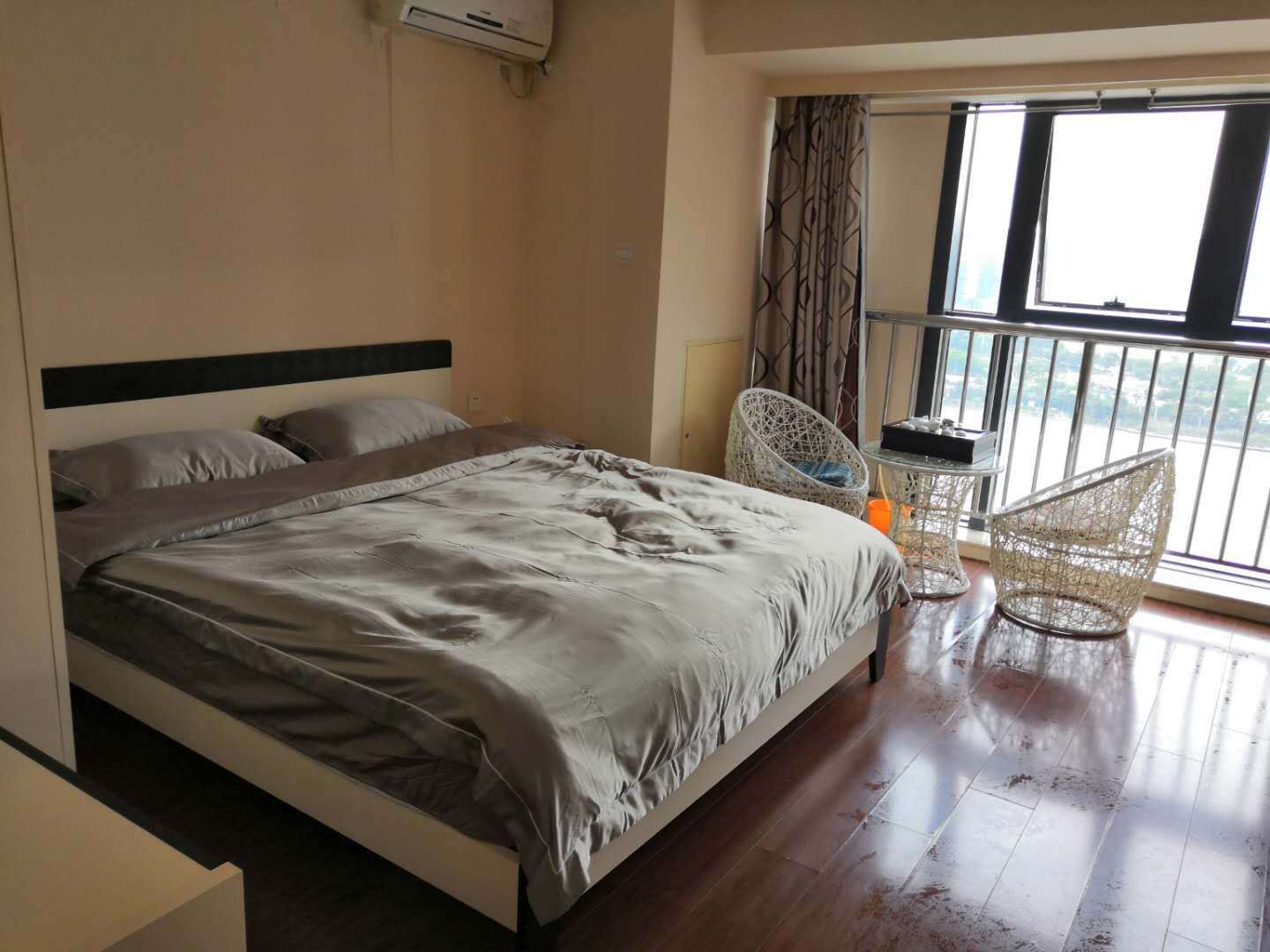 看湖观景大床房