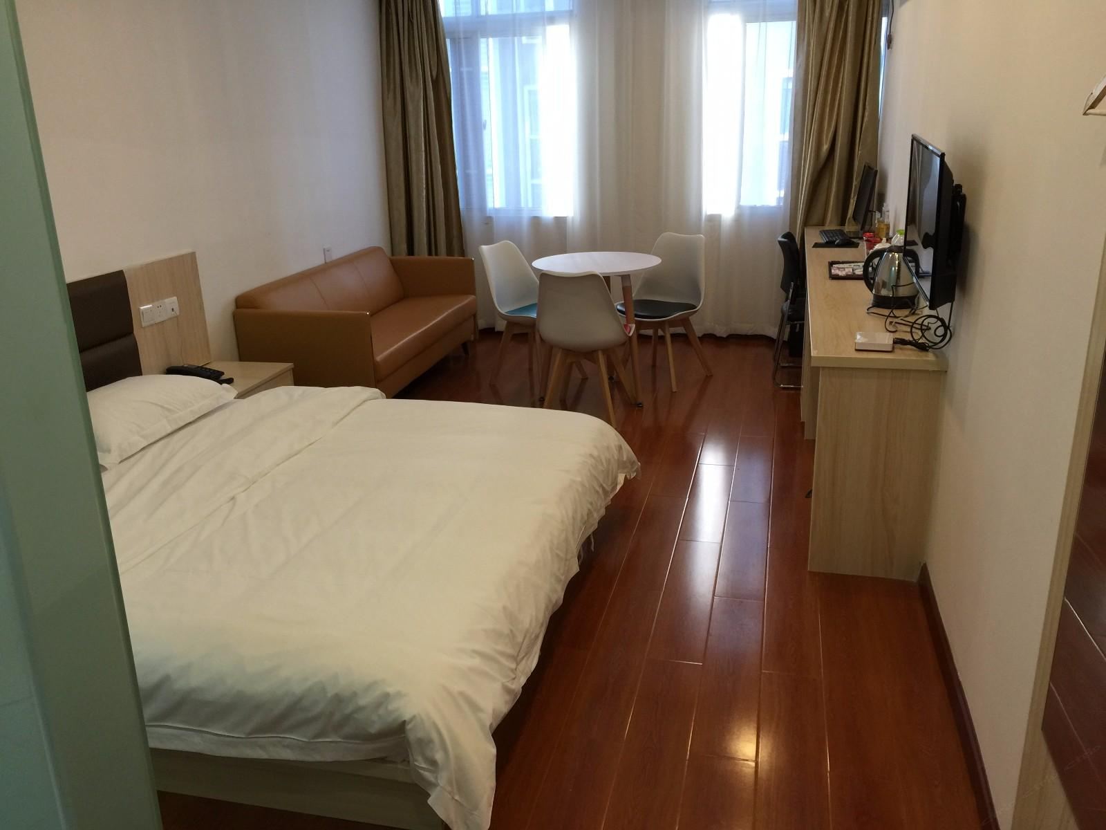 精选电脑大床房