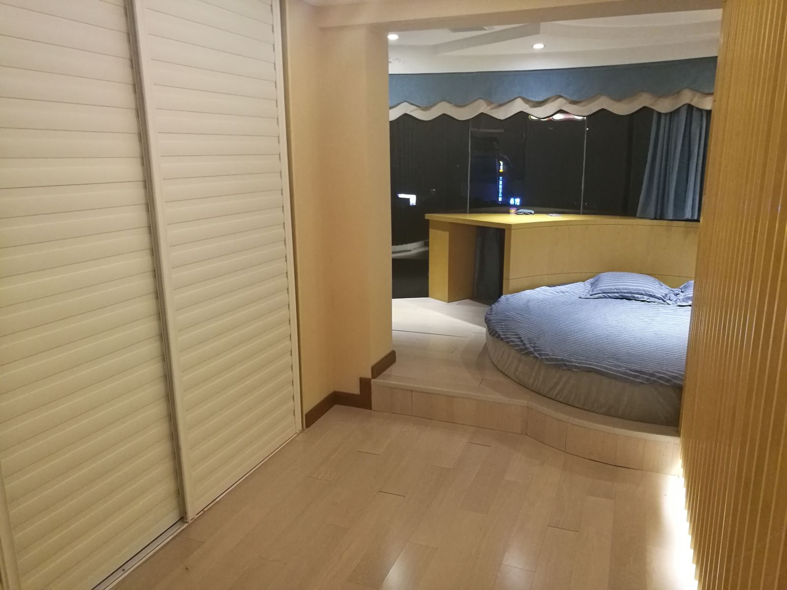圆床套房
