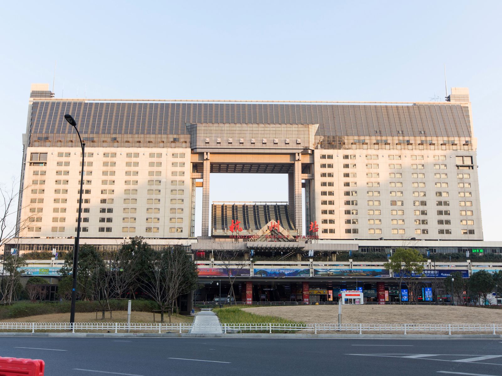 杭州城站旁西湖边的温馨两居室普通公寓