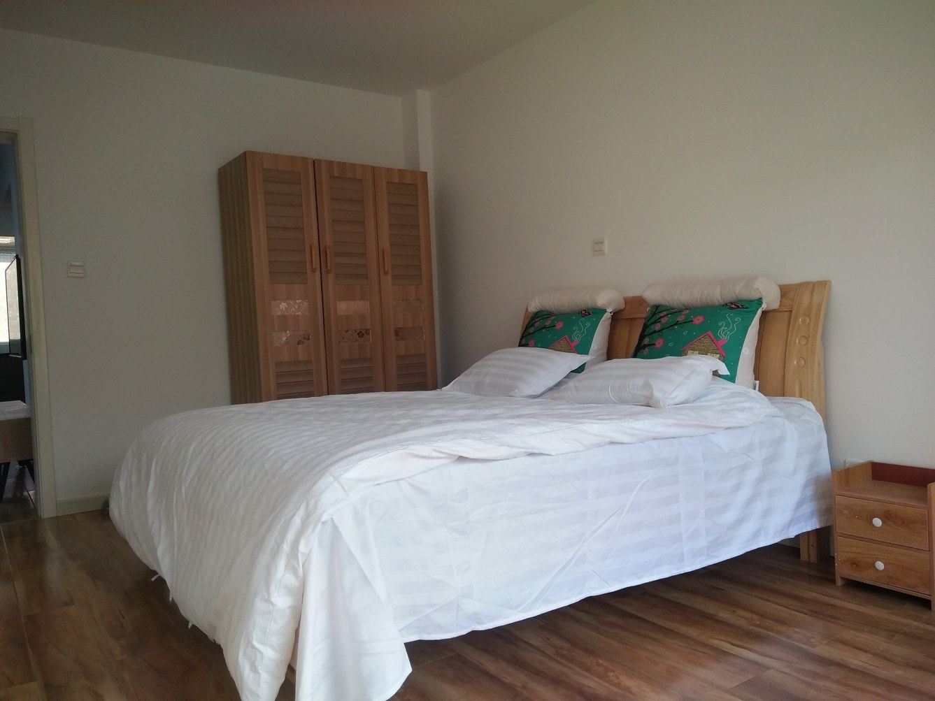 花园三室一厅套房