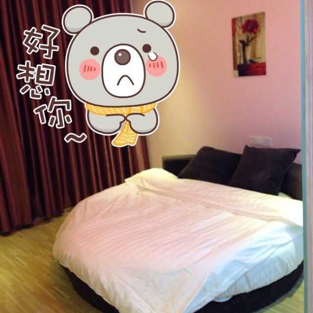 圆床房
