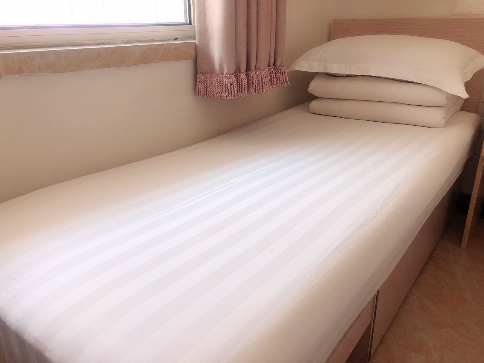 普通单人间(无窗)(公共卫浴)