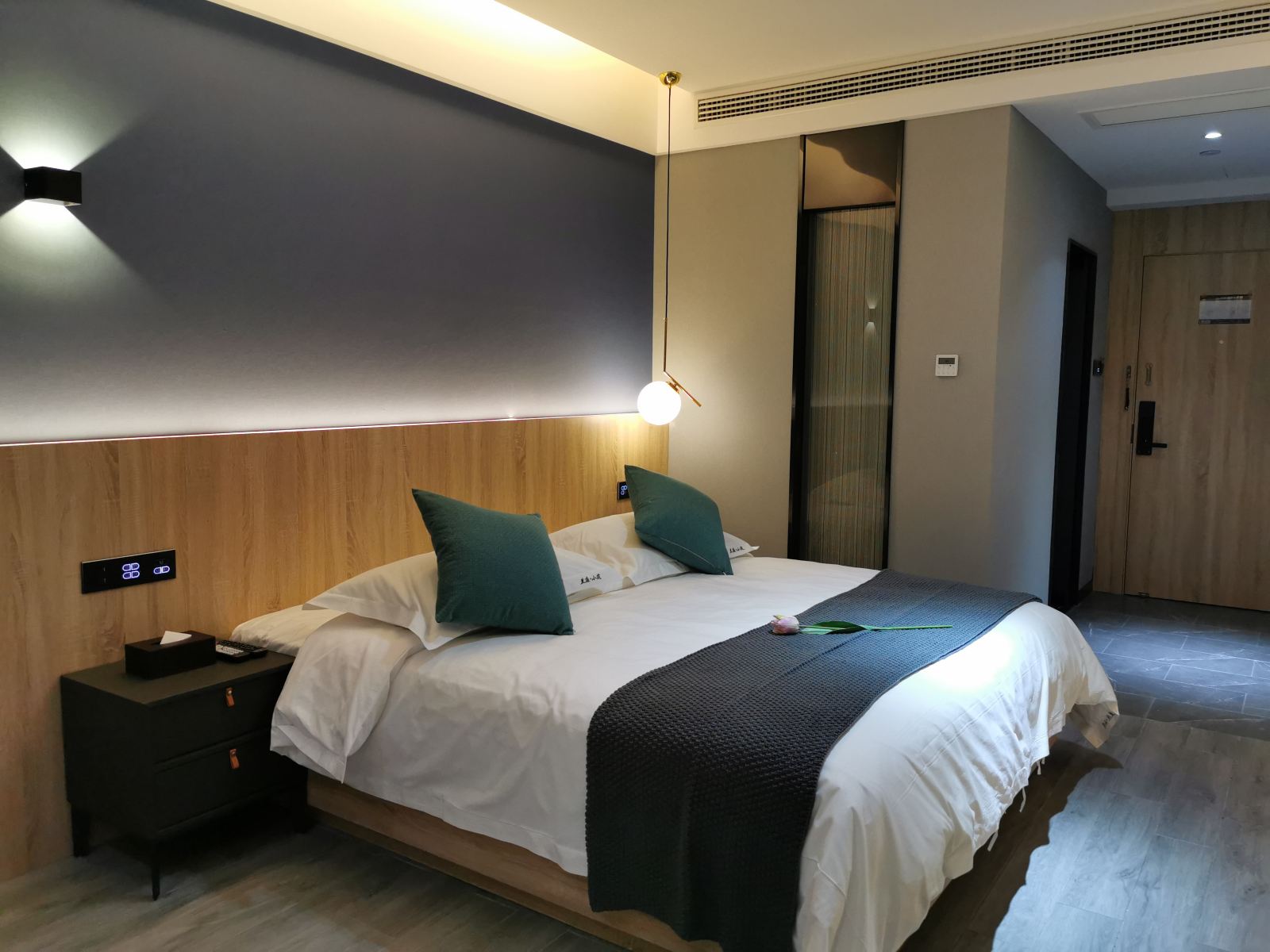兰庭灰格影院大床房