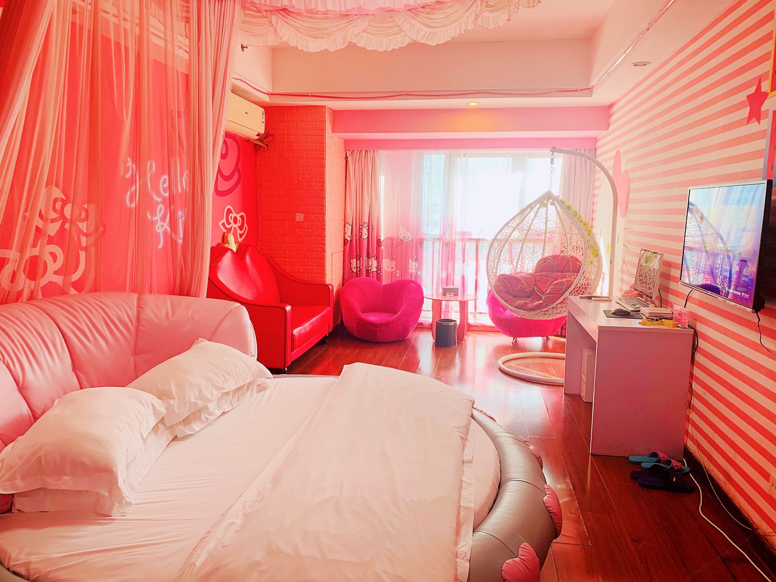 Hello Kittly圆床房
