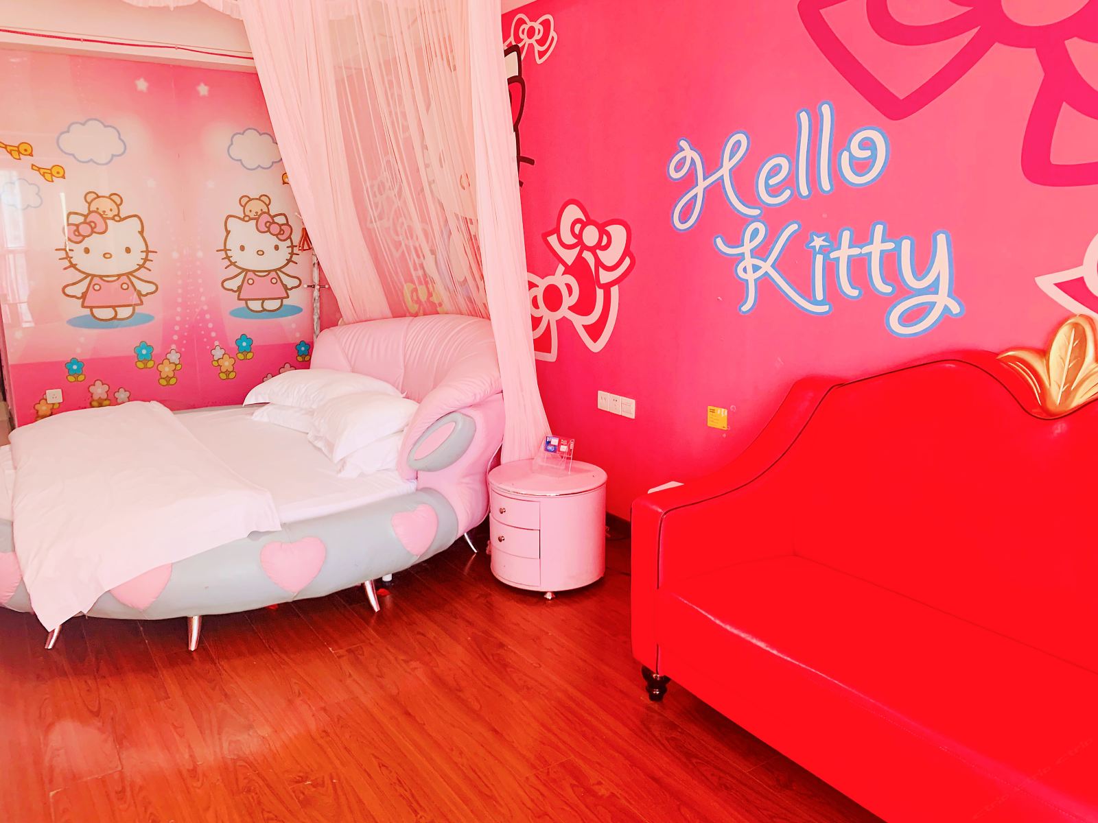 Hello Kittly圆床房