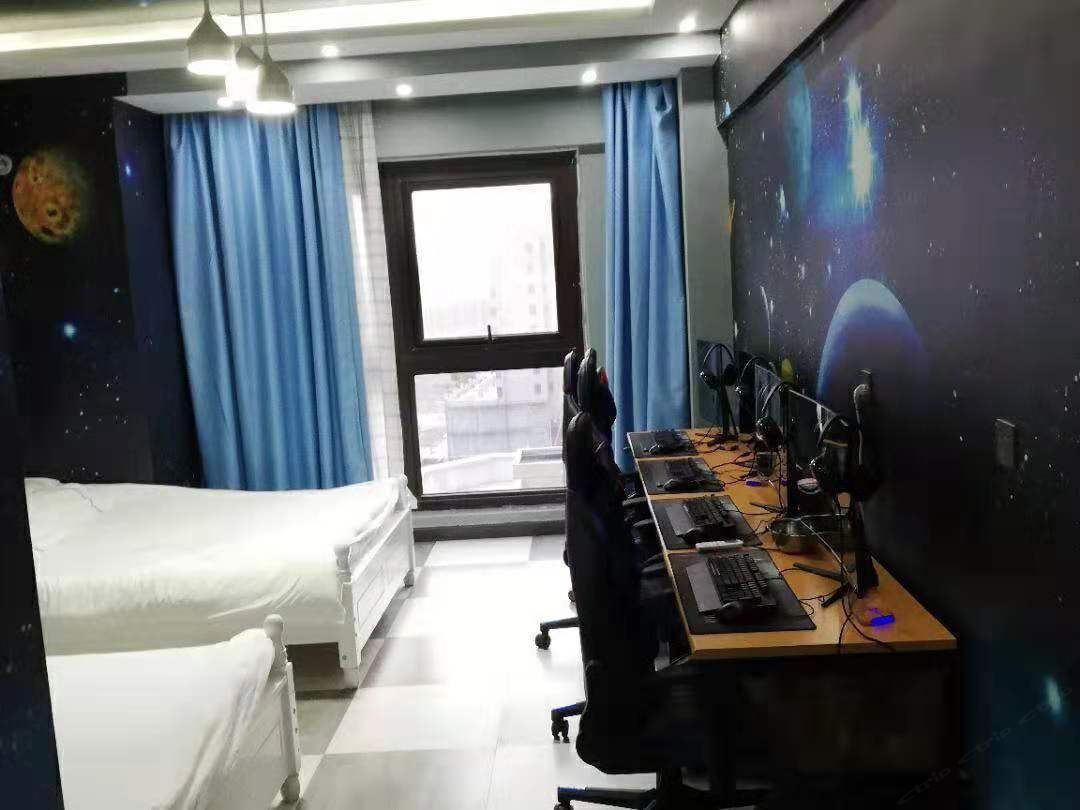 穿越星空豪华电竞四人间