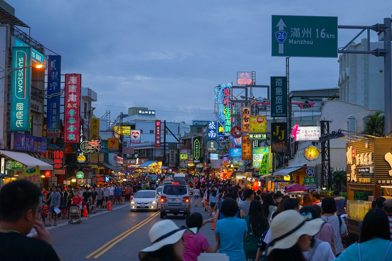 入夜的垦丁繁花似锦,各种美食遍布街头,旅馆外面垦丁大街的夜市是台湾