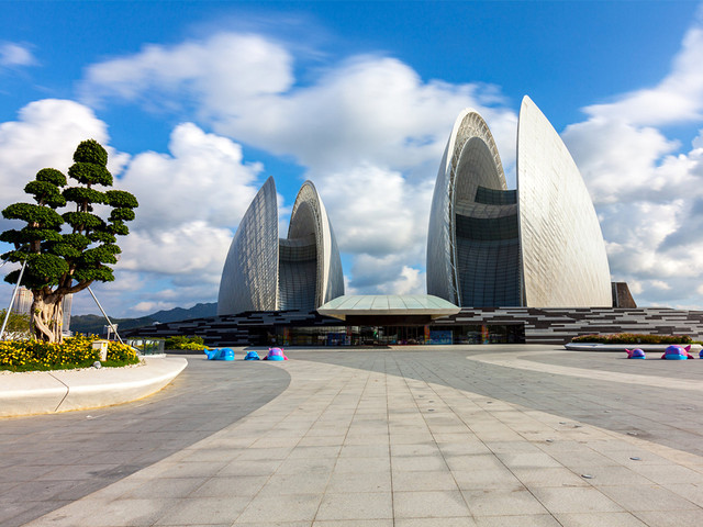 "珠生于贝,贝生于海",与珠海城市品味一脉相承,建成之后"日月贝白天